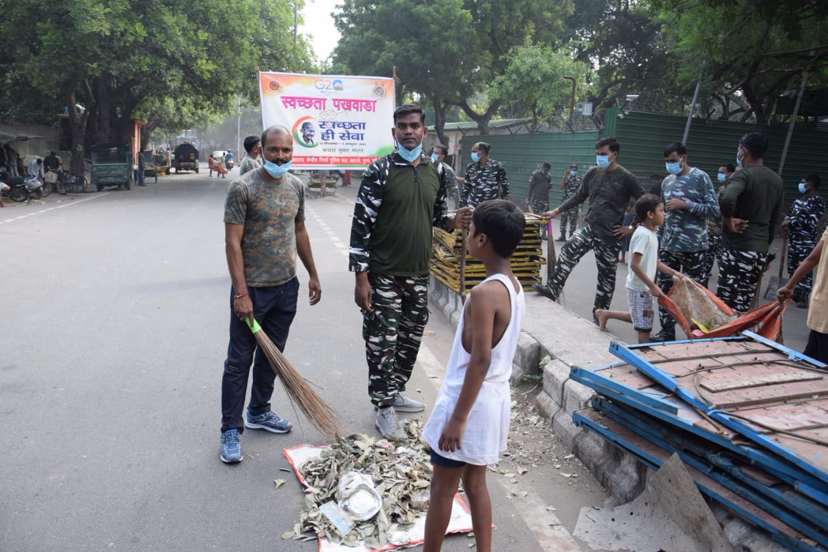 55 BN CRPF carried out spl cleanliness drive under #Swachhatahiseva (Ek tarikh-Ek ghanta-Ek sath) at RK Puram New Delhi Large no. of locals, students &amp; public rep. participated in the program #SwachhBharat  <a href="/HMOIndia/">गृहमंत्री कार्यालय, HMO India</a> <a href="/crpfindia/">🇮🇳CRPF🇮🇳</a> <a href="/SwachhBharatGov/">Swachh Bharat Urban</a> <a href="/swachhbharat/">Swachh Bharat Mission - Grameen</a>
