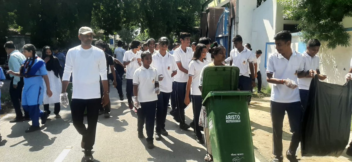 pmshrikv1knp's tweet photo. Cleanliness drive activity performed by principal, staff and students under Ek Tareekh-Ek Ghanta #SwachhataHiSeva @KVS_HQ @DeputyKvs https://t.co/k8CBsdU7w6