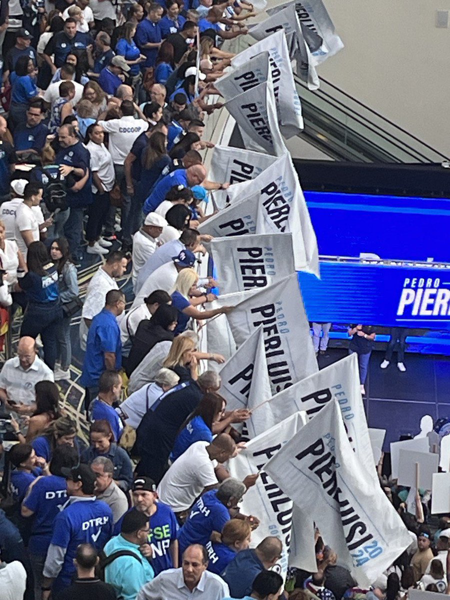 irisiri_8's tweet image. El apoyo al gobernador @pedropierluisi en el Centro de Convenciones de Puerto Rico es Con-Tun-Den-Te‼️‼️‼️
Lleno a capacidad 👇🏼👇🏼👇🏼