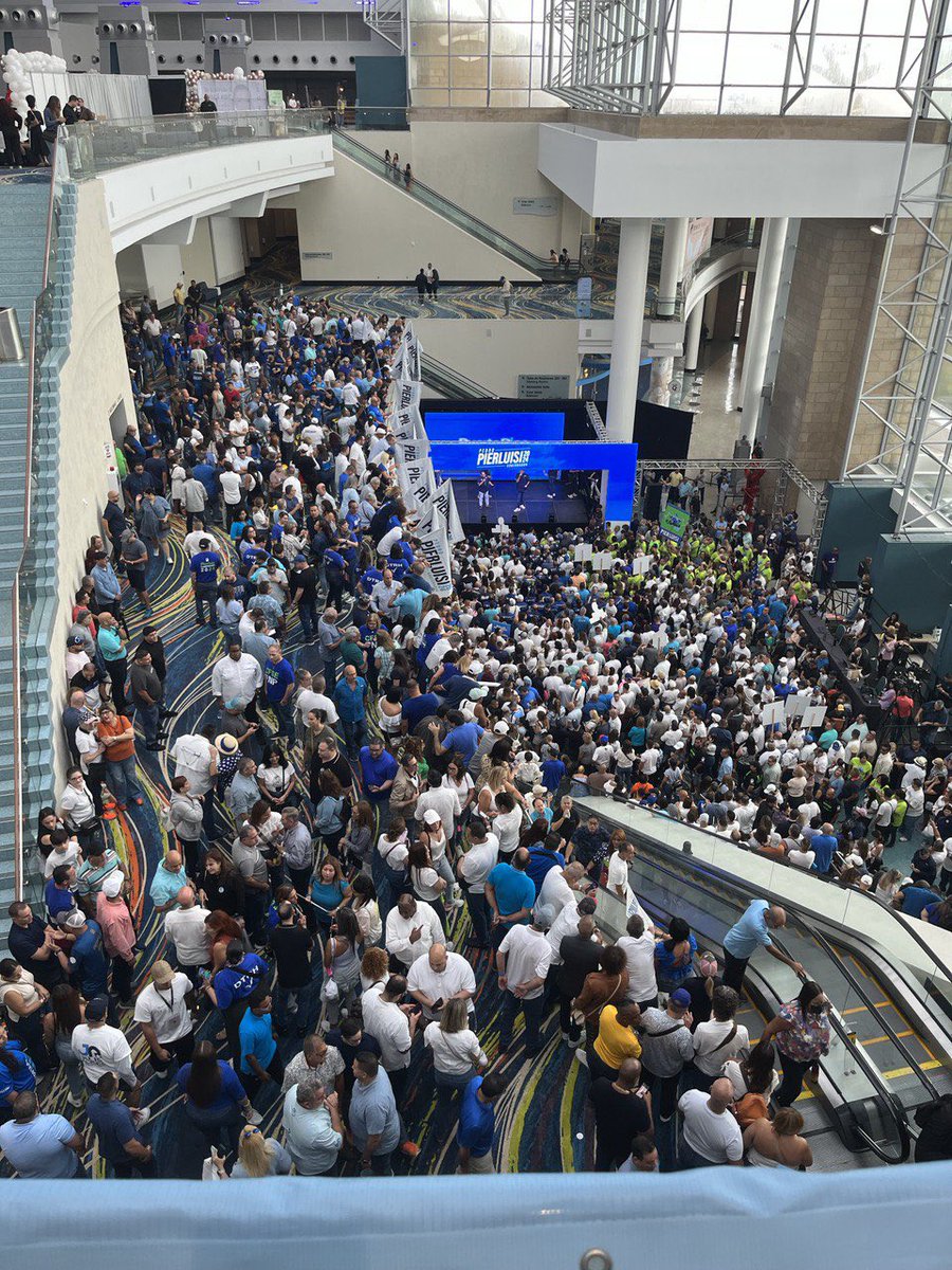 irisiri_8's tweet image. El apoyo al gobernador @pedropierluisi en el Centro de Convenciones de Puerto Rico es Con-Tun-Den-Te‼️‼️‼️
Lleno a capacidad 👇🏼👇🏼👇🏼