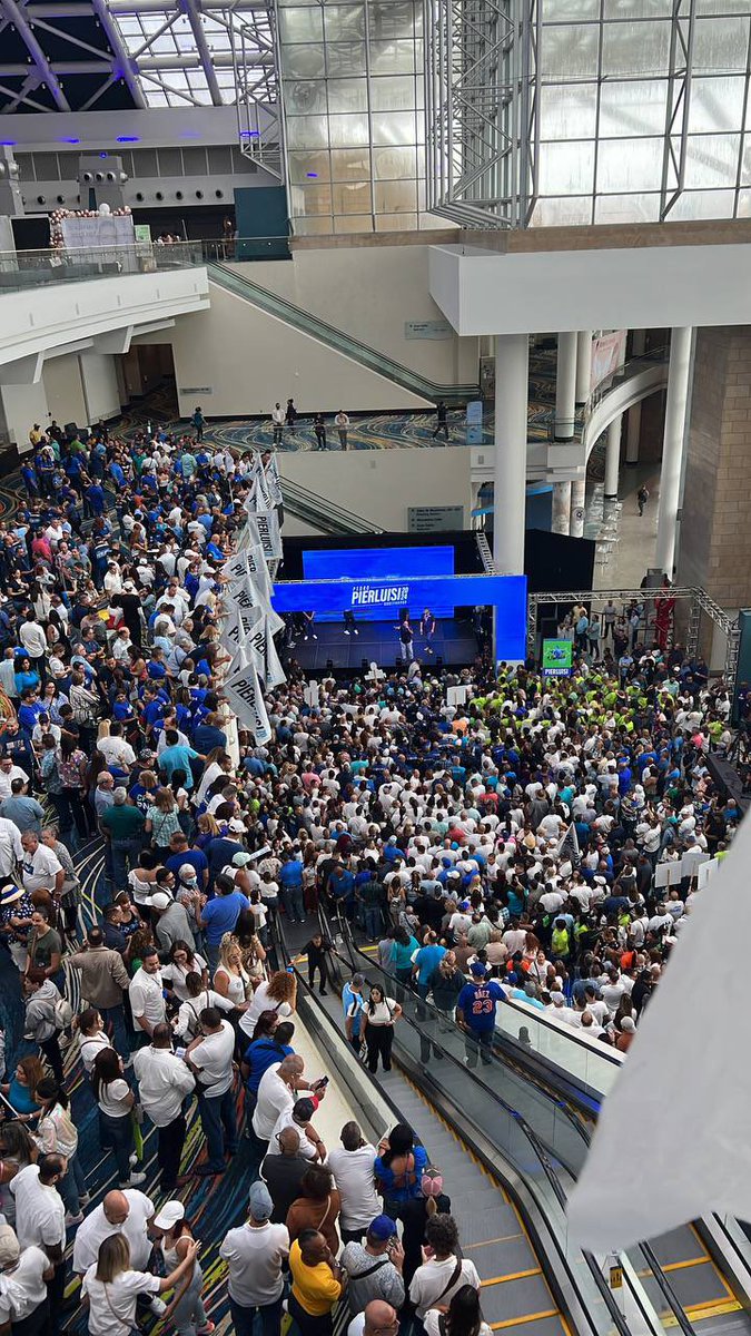 irisiri_8's tweet image. El apoyo al gobernador @pedropierluisi en el Centro de Convenciones de Puerto Rico es Con-Tun-Den-Te‼️‼️‼️
Lleno a capacidad 👇🏼👇🏼👇🏼
