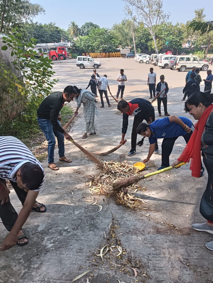 #भोपाल_पुलिस, #गांधी_जयंती के अवसर पर #स्वच्छता_अभियान के तहत पुलिस उपायुक्त मुख्यालय श्री सुधीर अग्रवाल ने आयुक्त कार्यालय परिसर में श्रमदान कर स्वच्छता का संदेश दिया। शहर के थानों/कार्यालयों में पुलिस स्टॉफ ने सामुहिक श्रमदान कर स्वच्छता अभियान में महत्वपूर्ण भागीदारी निभाई।