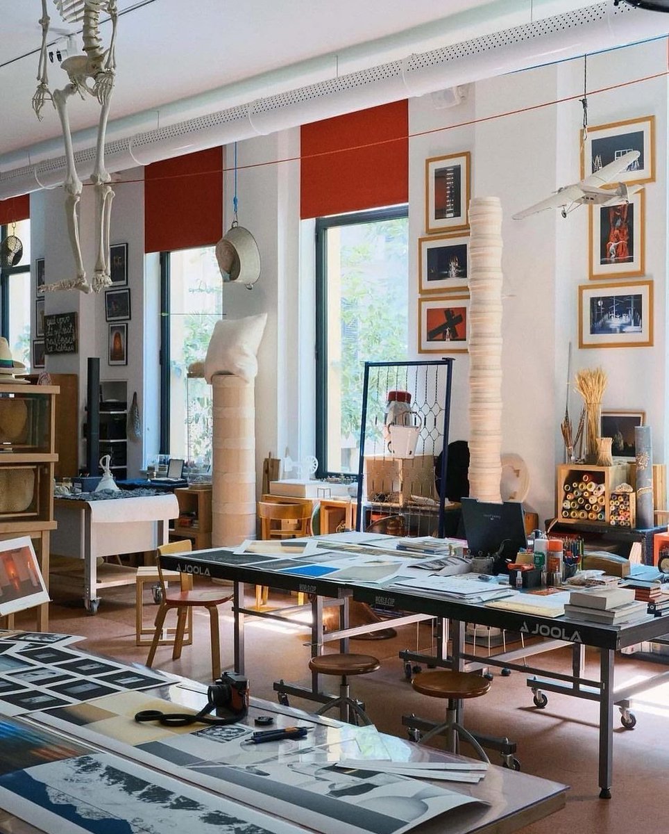 alejandrocsome's tweet photo. El estudio en Roma de Rolf Sachs, diseñador, coleccionista y artista, es un sin fin de objetos y elementos que no agotan el ojo sino que lo estimulan a perderse en preguntas sobre orígenes y sentidos de cada uno de los objetos.

📷: Simon Watson. https://t.co/eUOB0ouIP8