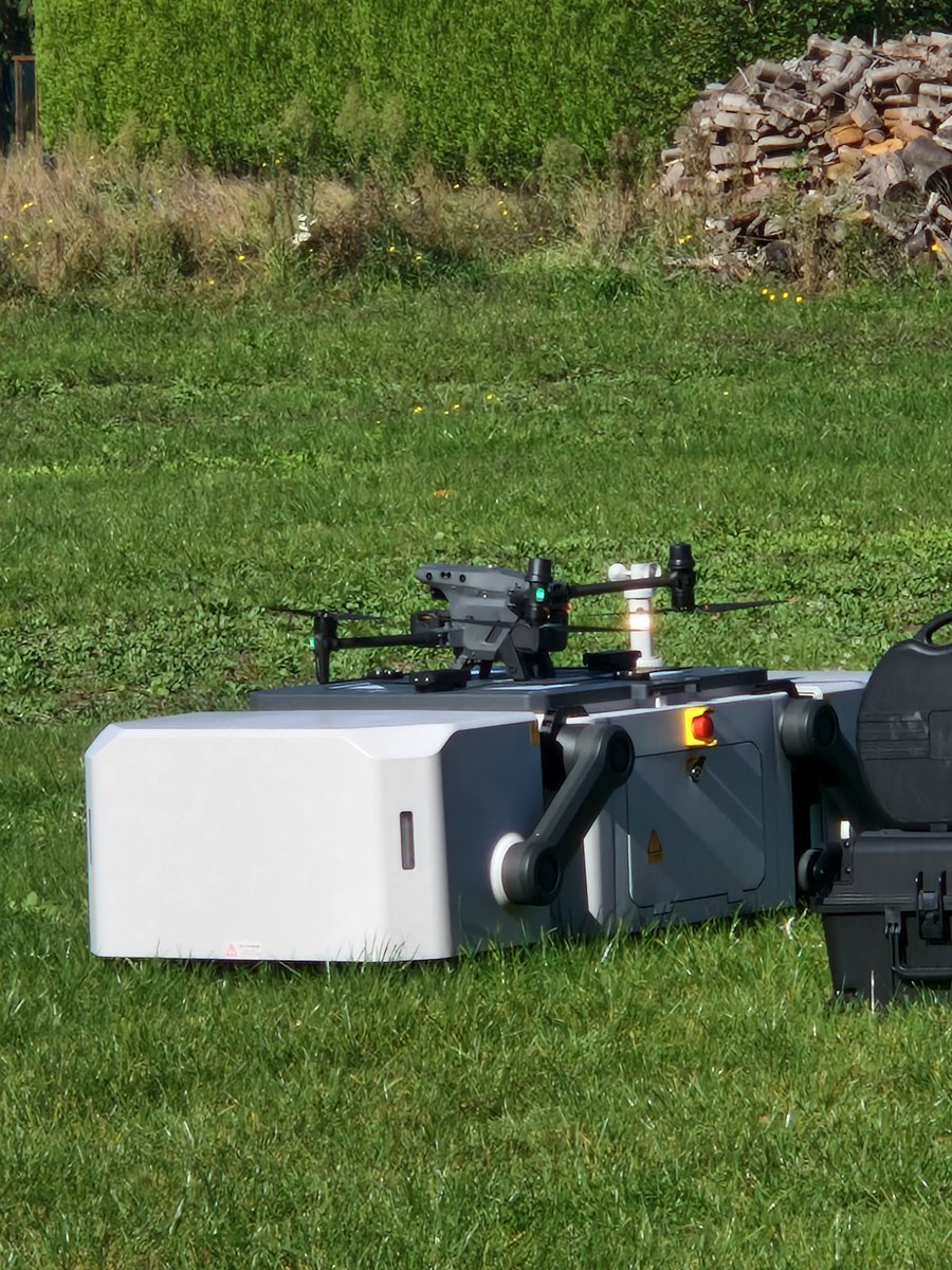 Falcowalko's tweet photo. Op bezoek geweest bij Drone college Westerlo, interessant voor mensen die interesse hebben in het leren vliegen met drones.
#dronecollegewesterlo #thomasmore #itfactory #openbedrijvendag https://t.co/OVn6TBBxqw