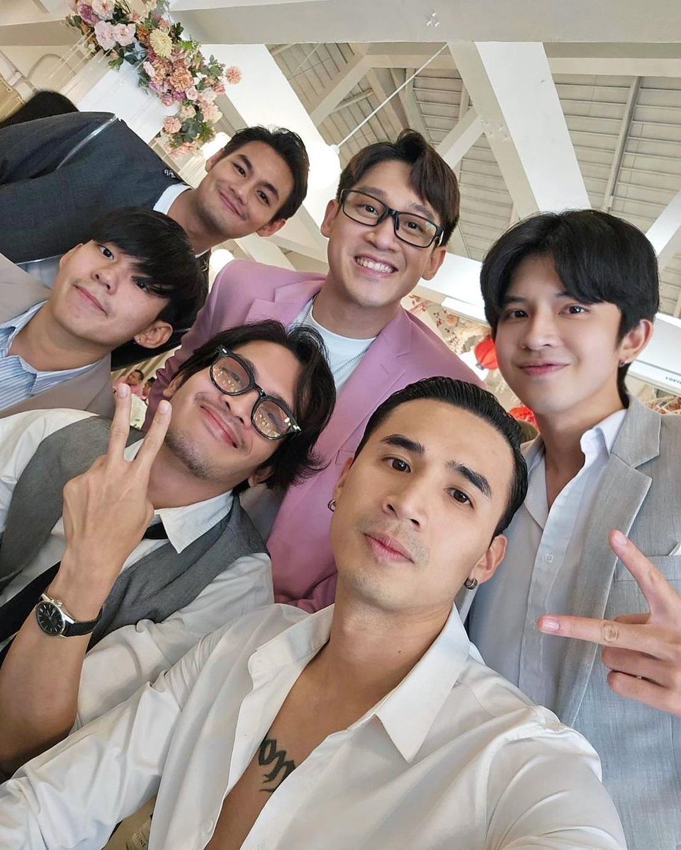mtsupportersjp's tweet photo. 2023.10.1. #ch8nce
これはテンションあがりました🥰
TWMシリーズに出演したC'Game, Yimkey, Tem(名前変わった!?)、MODに出演したChaitouchが所属していたボーイズバンド『Ch8nce』のメンバーが結婚式で集結したようです🎵
📸 amitycgame/ yimkey_k ig
https://t.co/CEmwecj0Ai https://t.co/OLsNdnP6i6