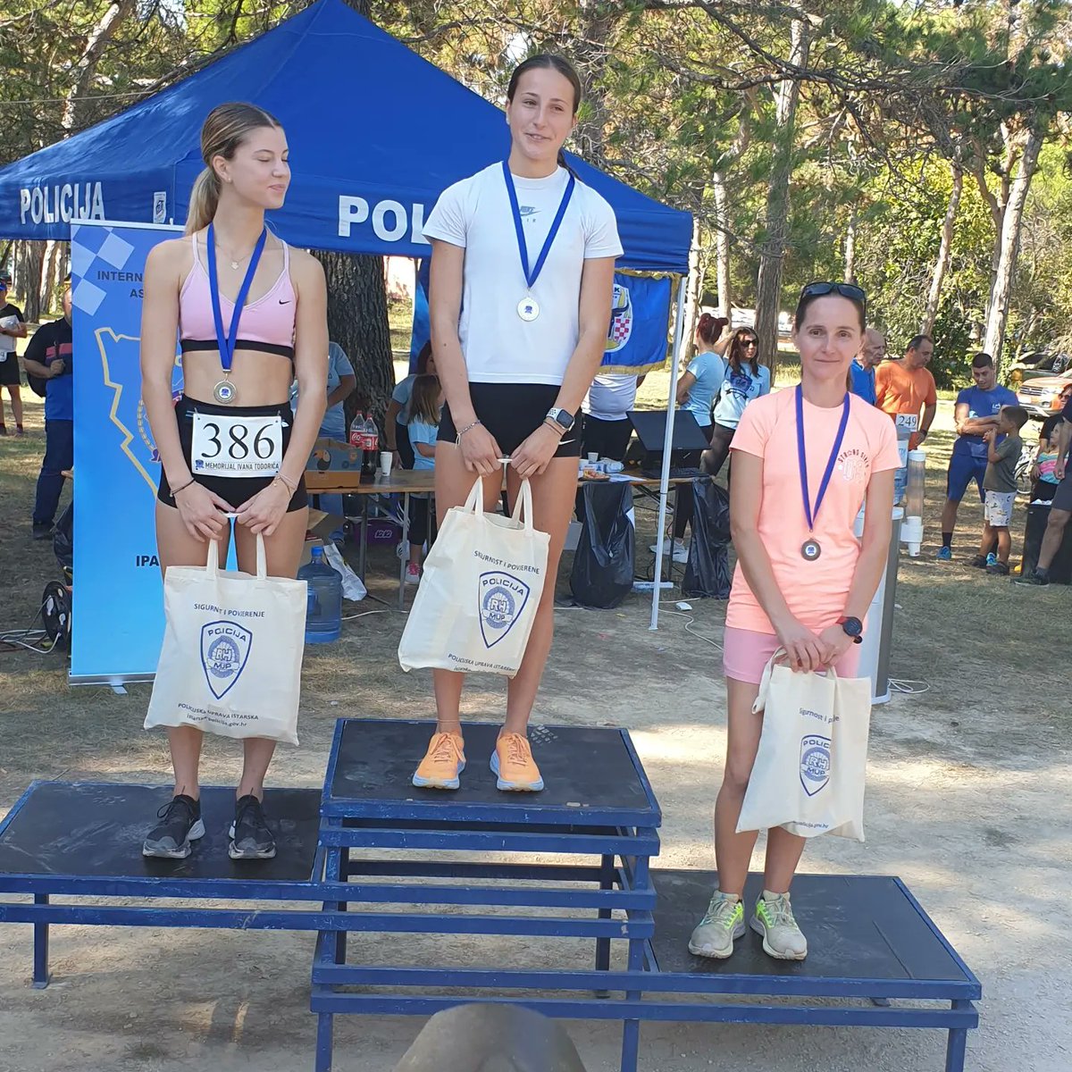 ViktorLazaric's tweet photo. 3.Memorijal Ivana Todorića
30.9.2023. Valbandon
2200m žene
1.mjesto
Nina Lazarić
8:15 Pace (3:44)
@nina_lazaric
#pula #running #sport #atletika #istra #trcanje #akistra
#sprint #juniorke #valbandon #policija #police #follow #humanitarian #humanitarnautrka #puistarska https://t.co/4OlEfdKibK