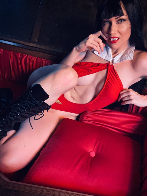 Vampirella. https://t.co/eDFXy1gyuS