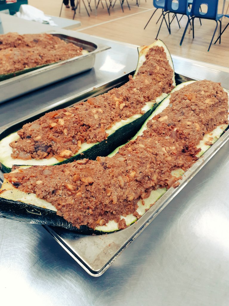 IOweYouNathan's tweet photo. From raw to stuffed to glazed to baked.
Can I blow my own trumpet and say that they all loved it? Cos they did.
#marrowthon #vegan #cooking https://t.co/q9usozO565