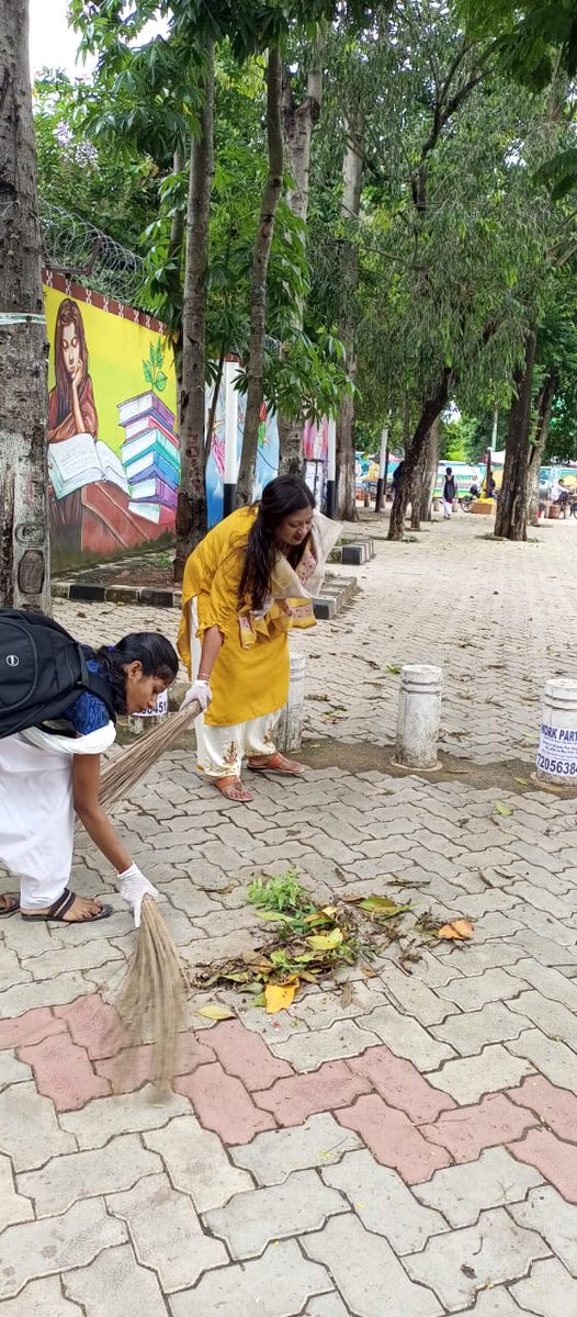RdwuNss's tweet photo. On account of NSS Day and Gandhi jayanti the volunteers of Ramadevi women's University NSS unit 1 and unit 2 organised a campaign of one hour to clean the university campus. The NSS day ceremony was graced by Mrs. Sarita Patel, Regional Director NSS Bhubaneswar. https://t.co/vh00GdUtxt