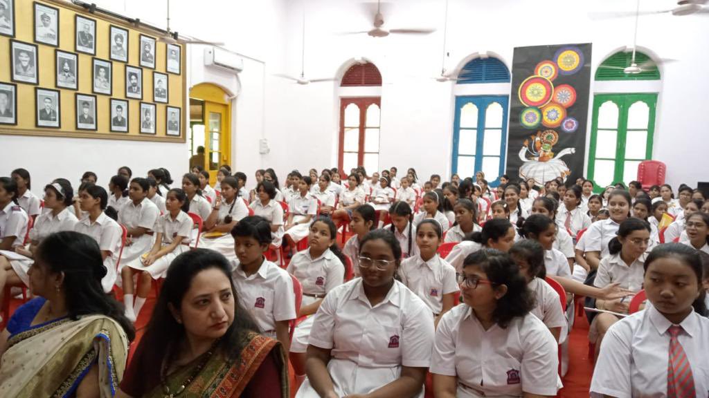 IaSouthern's tweet image. महावारी में स्वच्छता
An interactive session &amp;amp; health lectures conducted for students of KV #Devlali &amp;amp; APS #Mumbai on #MenstrualHygiene. Queries on taboos &amp;amp; practices were resolved teaching best hygienic practices including proper disposal of menstrual waste
#SpecialCampaign3