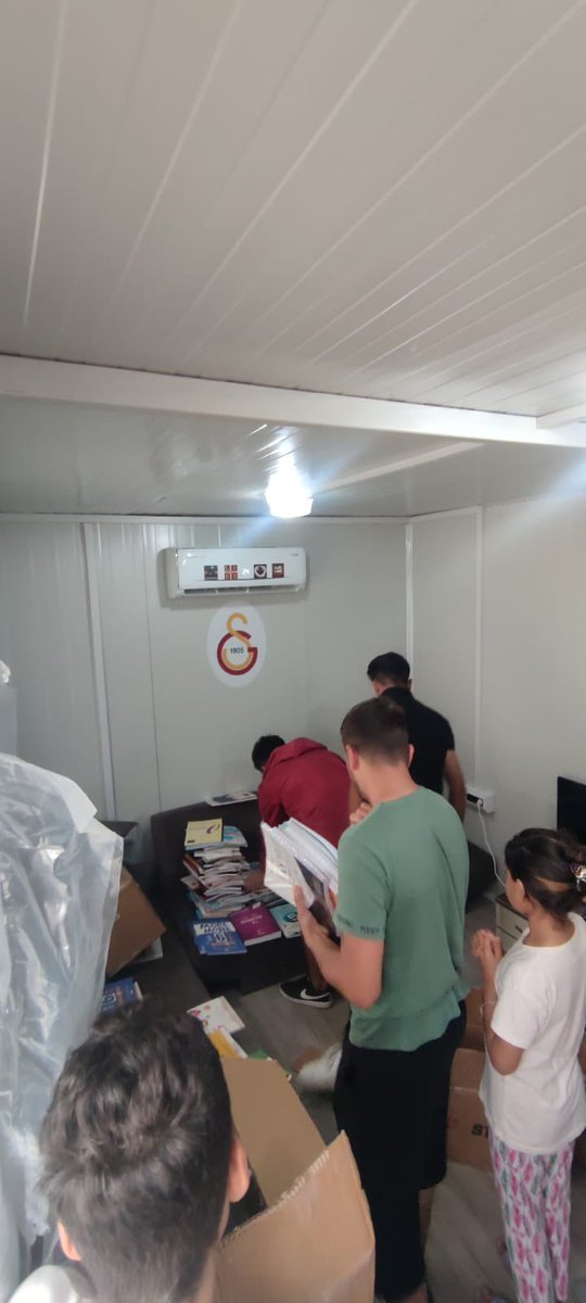 ultrAslan46_'s tweet photo. Bu destek hiç bitmeyecek. 

Galatasaray ve Nef Vakfı konteynerkent alanında yaşayan vatandaşlarımıza ders kitapları ve okuma kitapları hediye ettik. Eğitim, öğretim ve her konuda desteğimiz kesilmeden her zaman devam edecektir. 
@uAYurtici  @ultrAslan_EU 
#BizBeraberiz https://t.co/DkqbHXIUNS