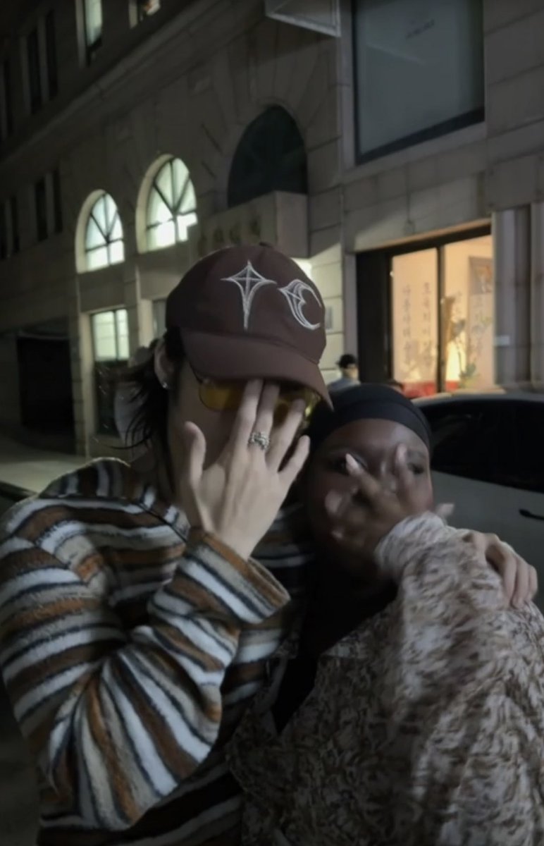 haon copying my signature pose😭😭