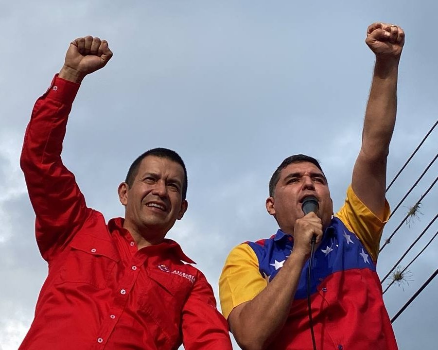 Trabajo en equipo victoria segura!! #OtaloraVocacionParaServir
#SeVienenLasClases 
<a href="/NicolasMaduro/">Nicolás Maduro</a>