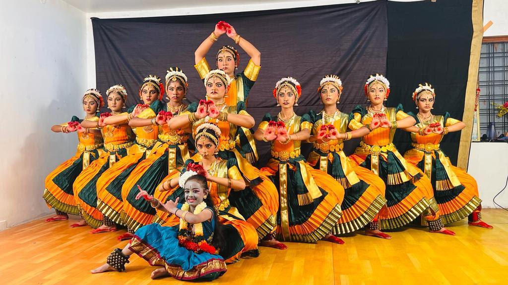 POLNOISEMAKERS's tweet photo. *BHAKTHAMRUTHAM*
kuchipudi Dance Program
Tuesday 6.30 pm
Venue: Ravindra Barathi Auditoriam.
#Bhakthamrutham
#KALAKRUTIZZACADEMYOFARTS
#mediaselectprbranding
#mediaselectcomunications
#mediaselectindia
#mediaselect
#neelamramesh
#branding
#mediapr
#Padasevanam
#Archanam https://t.co/tCrWE8GPxB