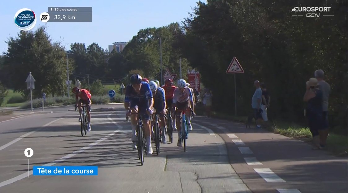 Les tentatives se multiplient dans ce 2e tour de circuit.

Enzo Paleni et Clément Davy sont vigilants dans les coups en couverture de Paul Penhoët. 

🏁 Un peu plus de 30km avant l'arrivée !