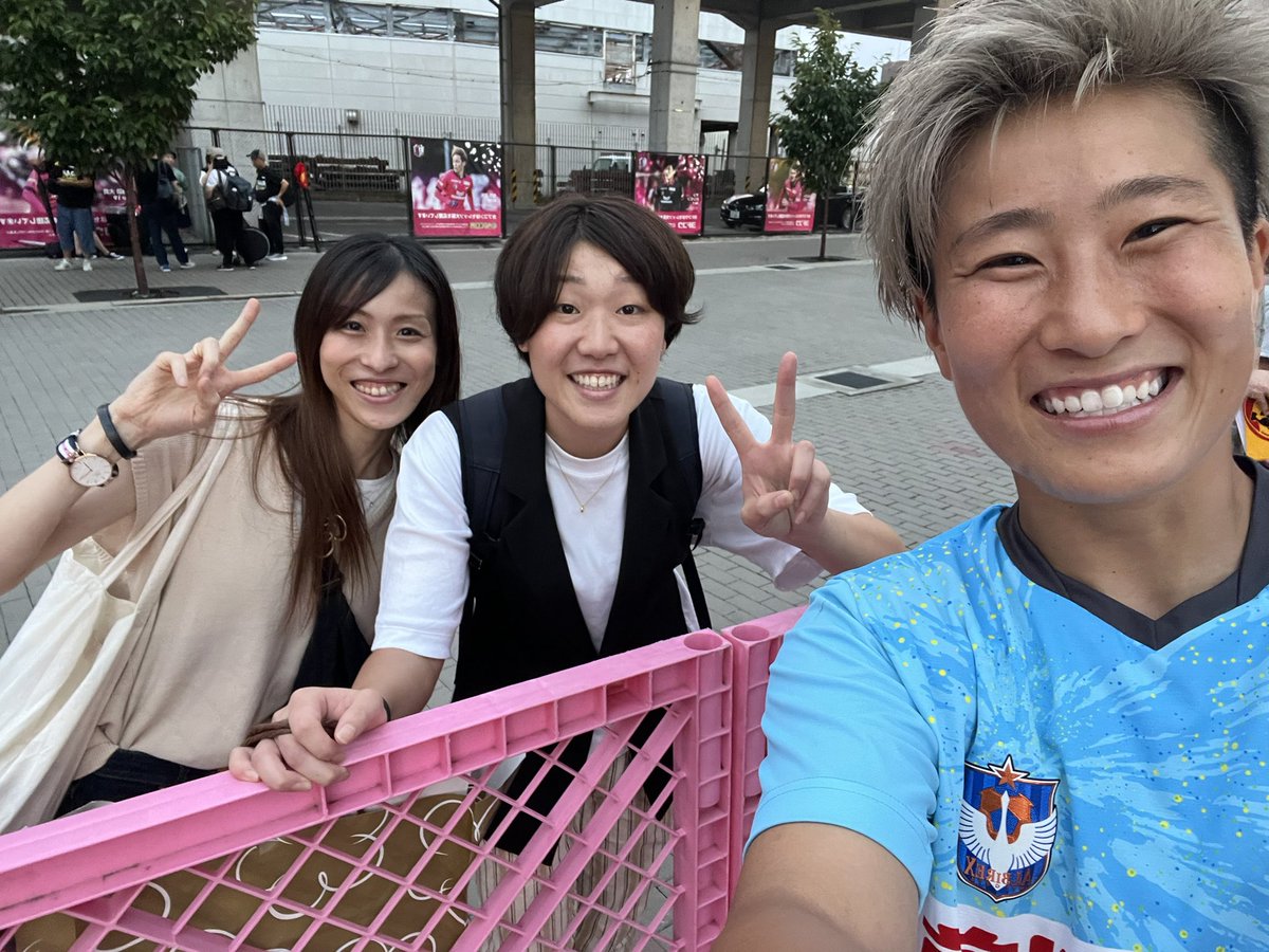 hisui_316's tweet photo. アルビ、決勝進出おめでとう🎉
みんなと写真は撮れなかったけど、少しでも会えて嬉しかった✨
INAC・アルビそれぞれのサポーターの皆さん、今日声をかけてくれた、たくさんの方々ありがとうございました✨
めちゃくちゃ嬉しかったです！
たくさんのエネルギーをもらいました！ https://t.co/ET3AbICLgO