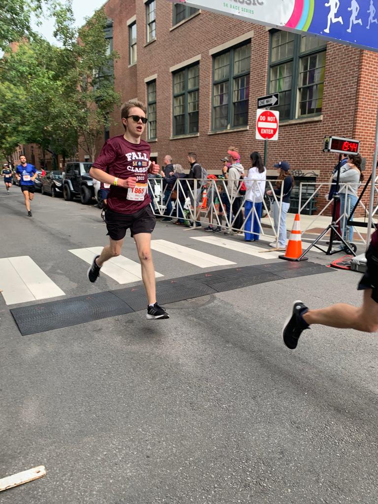 TweetwithQuinn's tweet photo. 3 months after getting hit by a car, finally feeling back to myself with a sub-20 minute 5k! π @CambClassic5Ks #FallClassic5k https://t.co/nRY6MmSBMn