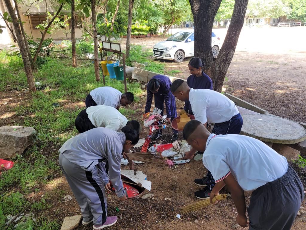 avcollegencc's tweet photo. Swachhta Hi Seva Event -  'Ek Ghanta Ek Tarikh Ek saath ', 01/10/23

Unit : 5/1 COY, 1(T) Bn NCC, Hyderabad GP.
No of Cadets Participated : 20
PI Staff &amp; ANOs/CTOs :  1
Area of Event : 500 mts
Activity : Cleanliness Drive
#SwachhBharat @SwachhBharatGov, @swachhbharat &amp; @PMOIndia https://t.co/RSRb2SRY7i