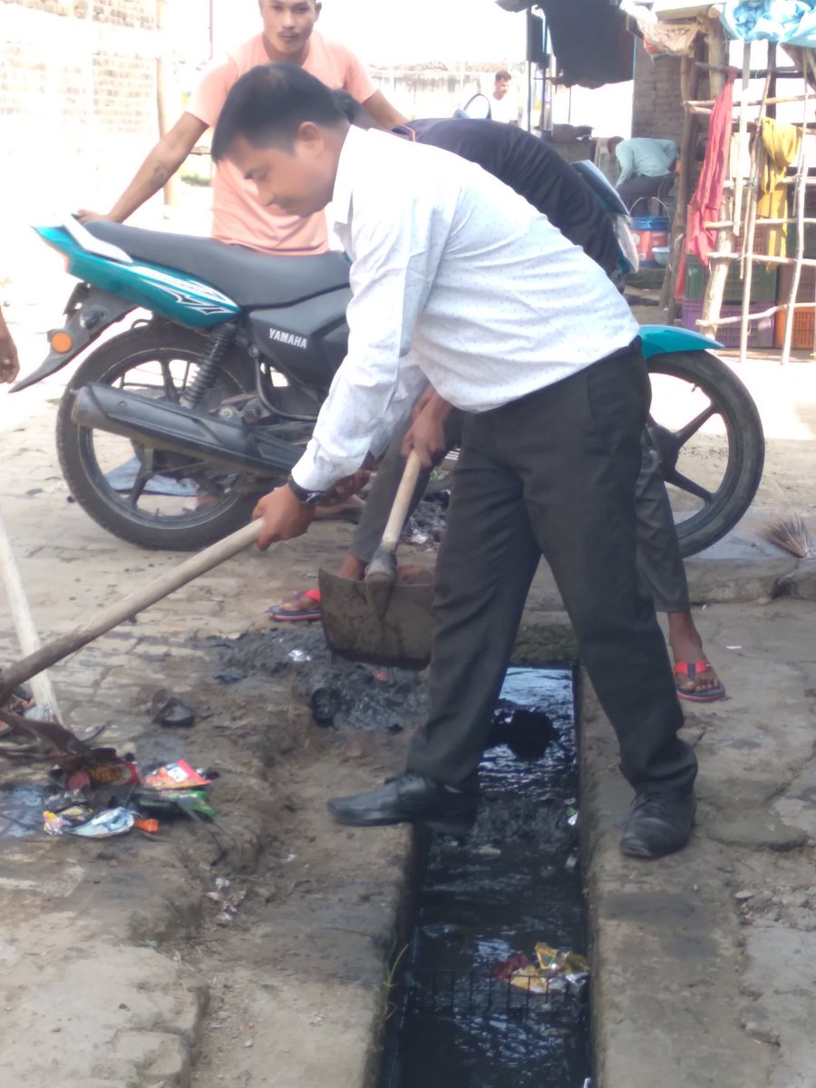 SureshRaha2's tweet photo. स्वच्छता के लिए श्रमदान करें
"स्वच्छता है राष्ट्र निर्माण के प्रति प्रथम सेवा"
प्रधानमंत्री जी के आव्हान पर 'स्वच्छता ही सेवा' पखवाड़े के तहत आज श्रमदान किया मेरा आपसे अपील है कि अपने आस-पास स्वच्छता का श्रमदान कर इसके प्रति जागरूकता बढ़ायें और अन्य लोगों को भी प्रेरित करें। https://t.co/d5JZvWjPMn