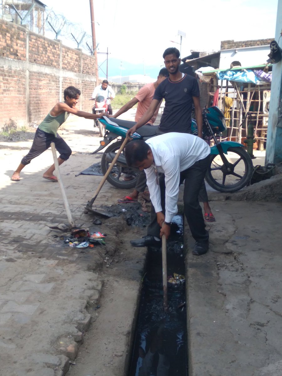 SureshRaha2's tweet photo. स्वच्छता के लिए श्रमदान करें
"स्वच्छता है राष्ट्र निर्माण के प्रति प्रथम सेवा"
प्रधानमंत्री जी के आव्हान पर 'स्वच्छता ही सेवा' पखवाड़े के तहत आज श्रमदान किया मेरा आपसे अपील है कि अपने आस-पास स्वच्छता का श्रमदान कर इसके प्रति जागरूकता बढ़ायें और अन्य लोगों को भी प्रेरित करें। https://t.co/d5JZvWjPMn