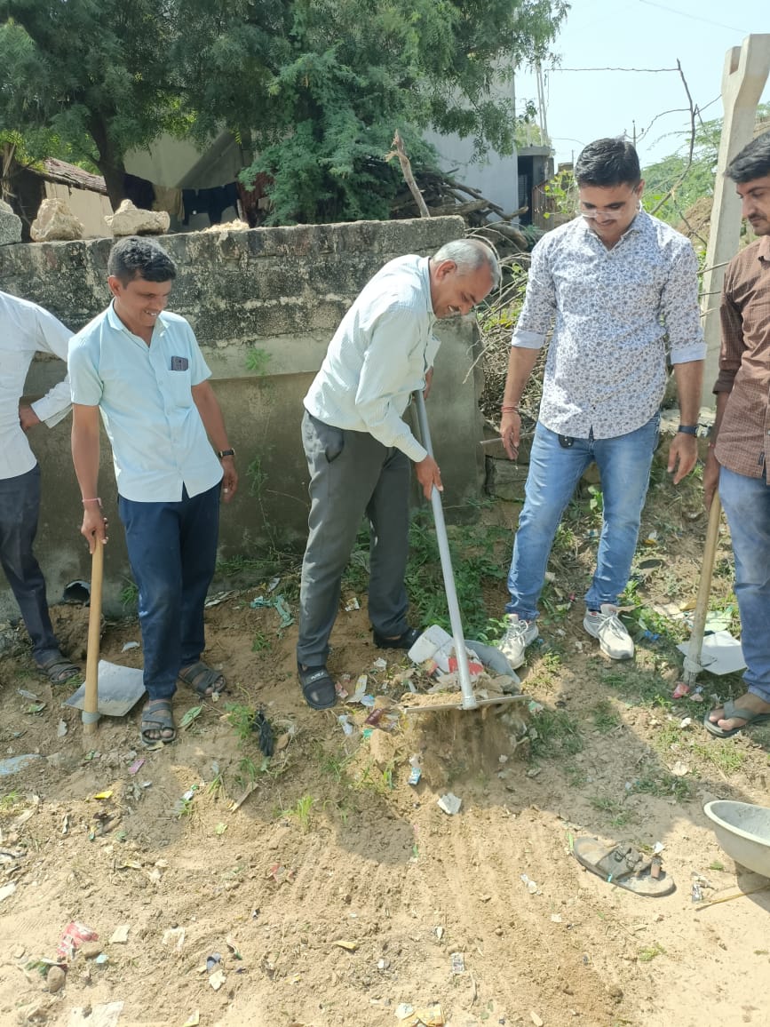 Ratanshipatel4's tweet photo. વડાપ્રધાન શ્રી નરેન્દ્રભાઈ મોદી સાહેબ દ્વારા આહવાન કરેલ કે એક ઓક્ટોમ્બર એક કલાક શ્રમદાન અંતર્ગત આજે  આસોદર મુકામે ગામના વડીલો યુવાનો તલાટી કમમંત્રી શ્રી આંગણવાડી બહેનો આશા વર્કર અને phcસ્ટાફ તેમજ વેપારી મિત્રો બધા એક સાથે મળી ને ગામની અલગ અલગ જગ્યાએ સફાઈકામ  કર્યું https://t.co/MSeL4aIeyb