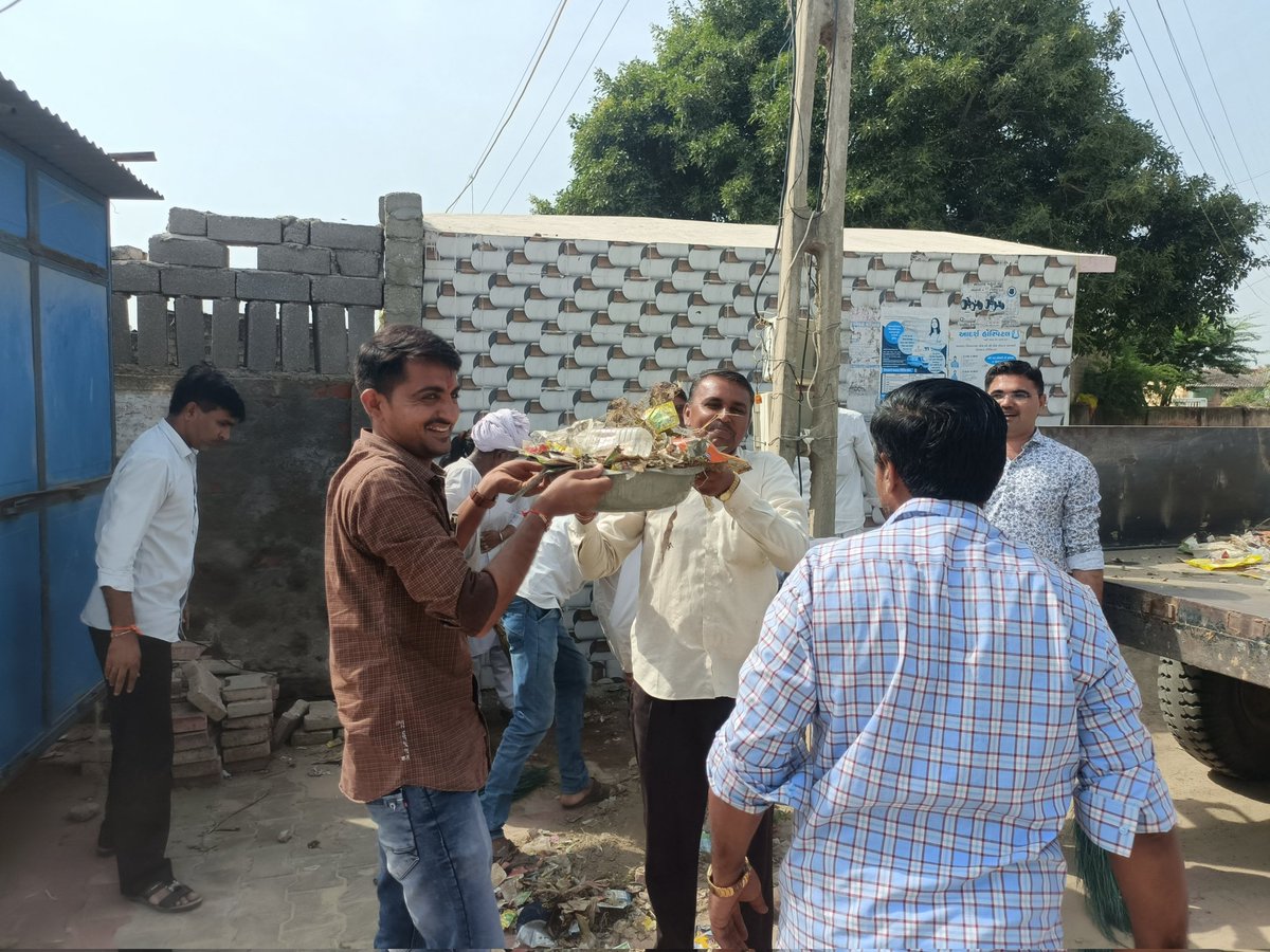 Ratanshipatel4's tweet photo. વડાપ્રધાન શ્રી નરેન્દ્રભાઈ મોદી સાહેબ દ્વારા આહવાન કરેલ કે એક ઓક્ટોમ્બર એક કલાક શ્રમદાન અંતર્ગત આજે  આસોદર મુકામે ગામના વડીલો યુવાનો તલાટી કમમંત્રી શ્રી આંગણવાડી બહેનો આશા વર્કર અને phcસ્ટાફ તેમજ વેપારી મિત્રો બધા એક સાથે મળી ને ગામની અલગ અલગ જગ્યાએ સફાઈકામ  કર્યું https://t.co/MSeL4aIeyb