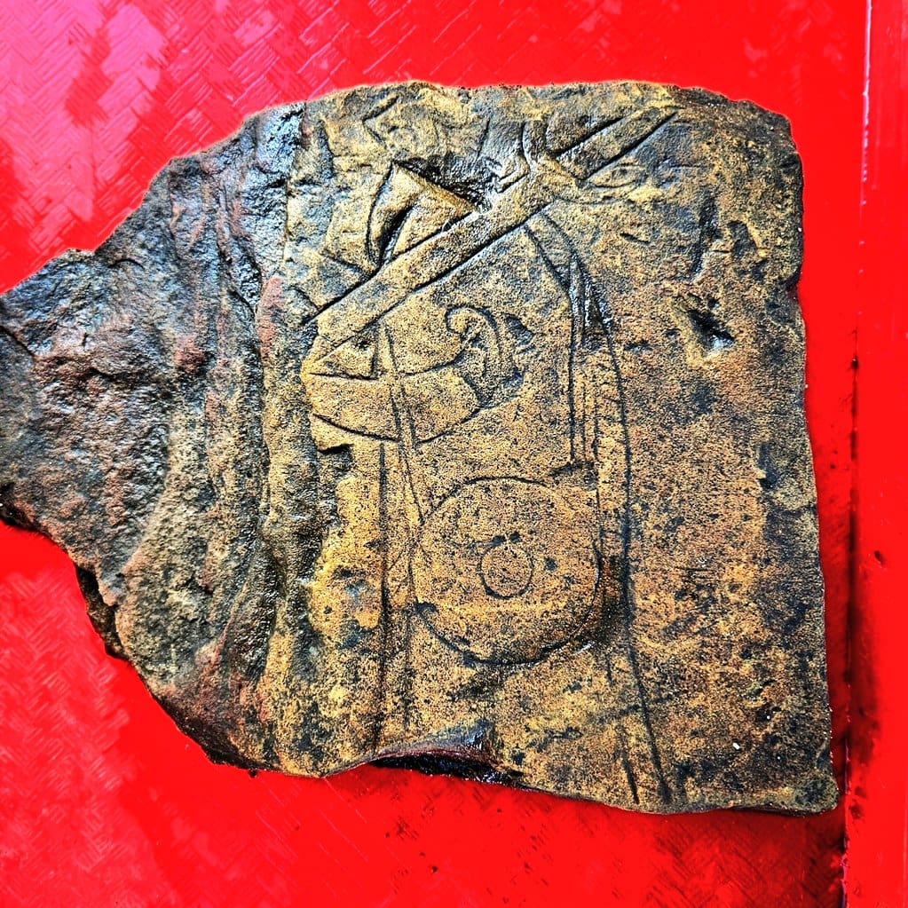 The Govan Stones 🛡👑 (@govanstones) on Twitter photo Our own <a href="/FranzAnnem/">Annemarie Franz</a> spotted an interesting parallel between this stone from Burghead, held at <a href="/NtlMuseumsScot/">National Museums Scotland</a>, and the Govan Warrior.
Note the pointed beard, long hair, and most importantly, small, round shield held on shoulder straps on the left side of the body. Our own <a href="/FranzAnnem/">Annemarie Franz</a> spotted an interesting parallel between this stone from Burghead, held at <a href="/NtlMuseumsScot/">National Museums Scotland</a>, and the Govan Warrior.
Note the pointed beard, long hair, and most importantly, small, round shield held on shoulder straps on the left side of the body.