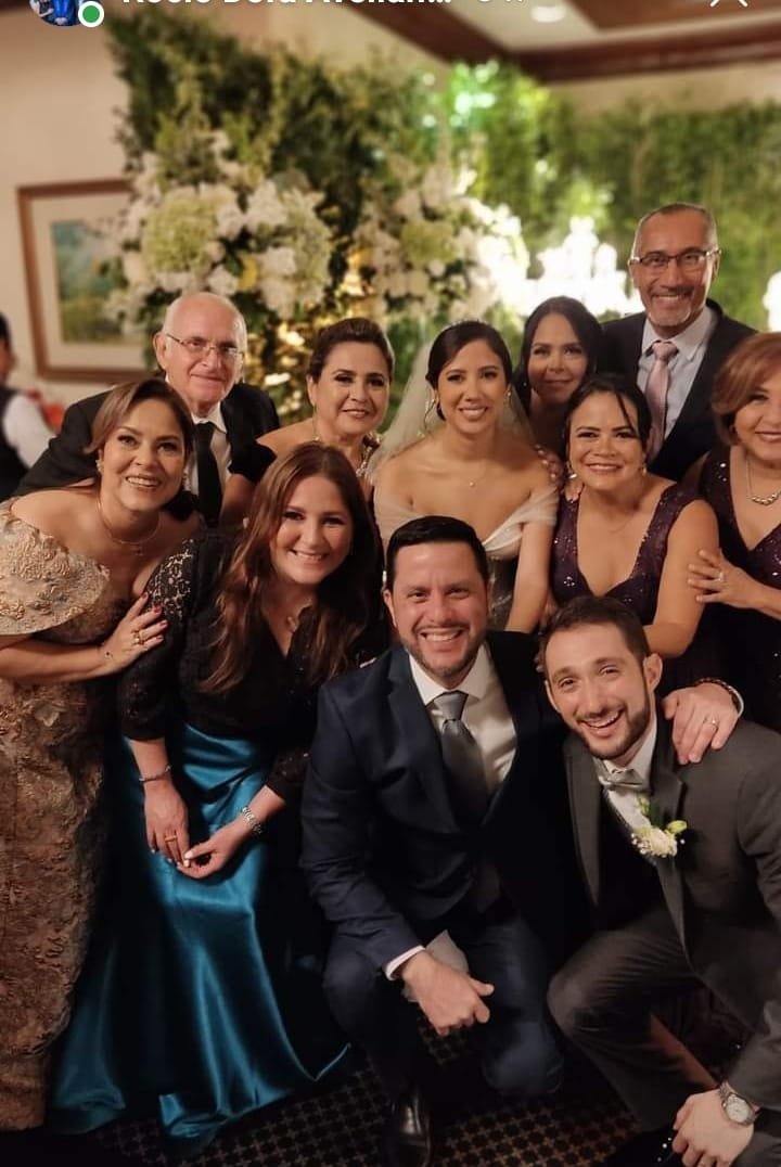 AntonioUbilla1's tweet photo. Con mucho cuidado, sin excesos (de mi parte), una linda noche en el matrimonio de los sobrinos Sergio y Denisse   . Muchas felicidades y bendiciones a los nuevos esposos. @Maloresaa @gabuchita79  @dsaavedram  @tpoveda . https://t.co/UCoT3L6RH0