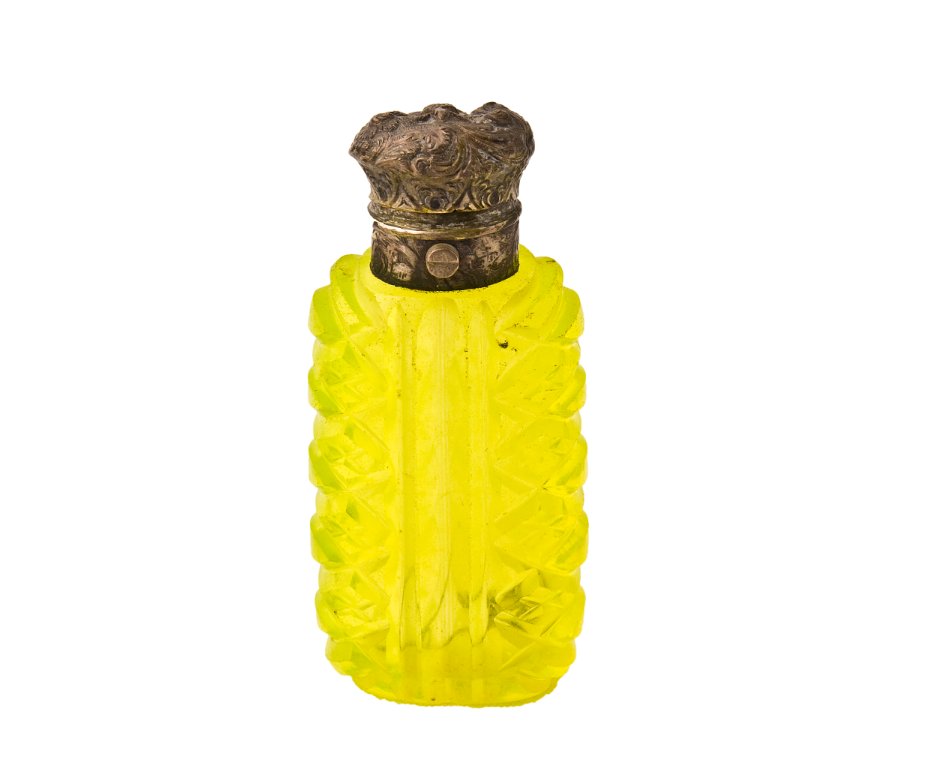 Y is for yellow in our #MuseumABC – look at this beautiful yellow scent bottle.🤩 Scent bottles were usually made from cut glass, just like this one. Adorned with bright and beautiful colours, mesmerising shapes and even patterns, they were often collected for their beauty.