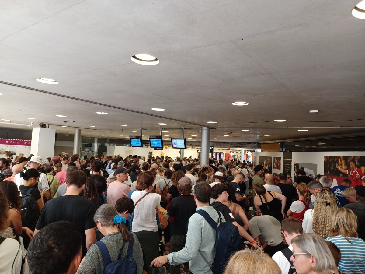 CPons_UK's tweet photo. #Eurostar total chaos in Paris Gare du Nord.  2 hours delay (at least?) Announced on Paris-London. Hardly any info given to hundreds of would be passengers stuck over 2 levels. Dzen of water bottles distributed but appaling communication. A disgrace! https://t.co/Qf7KRTyag3