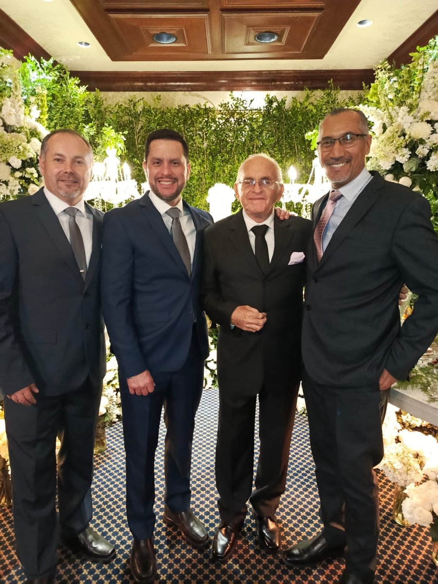 AntonioUbilla1's tweet photo. Con mucho cuidado, sin excesos (de mi parte), una linda noche en el matrimonio de los sobrinos Sergio y Denisse   . Muchas felicidades y bendiciones a los nuevos esposos. @Maloresaa @gabuchita79  @dsaavedram  @tpoveda . https://t.co/UCoT3L6RH0