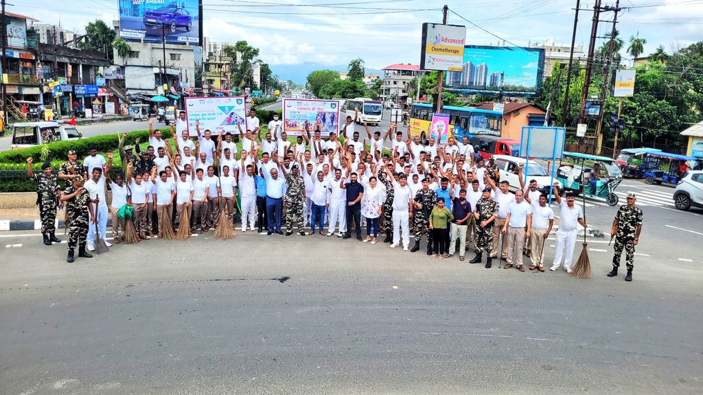 41BnSSB_INDIA's tweet photo. #महा_स्वच्छता_अभियान के तहत @41BnSSB_INDIA द्वारा विभिन्न स्थानों जैसे #Rail_track,#राजमार्ग_NH_SH #बाजार, इत्यादि की साफ सफाई की गयी,जिसमें SSB के अधिकारी/बलकर्मी,@WBPolice, कस्टम्स, @RailMinIndia के अधिकारी/कर्मचारी, स्थानीय जनता कार्यक्रम का हिस्सा रहे।
@PMOIndia
@HMOIndia https://t.co/hD4khodGIr
