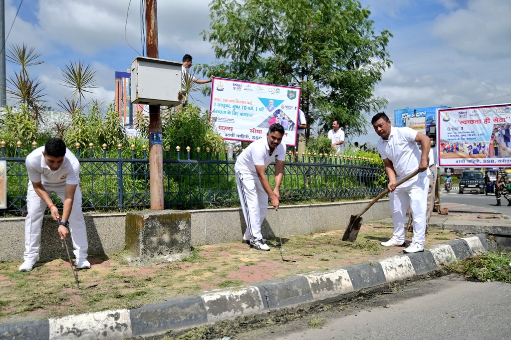 41BnSSB_INDIA's tweet photo. #महा_स्वच्छता_अभियान के तहत @41BnSSB_INDIA द्वारा विभिन्न स्थानों जैसे #Rail_track,#राजमार्ग_NH_SH #बाजार, इत्यादि की साफ सफाई की गयी,जिसमें SSB के अधिकारी/बलकर्मी,@WBPolice, कस्टम्स, @RailMinIndia के अधिकारी/कर्मचारी, स्थानीय जनता कार्यक्रम का हिस्सा रहे।
@PMOIndia
@HMOIndia https://t.co/hD4khodGIr