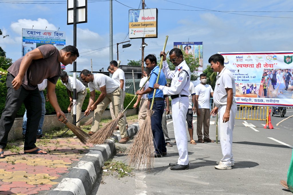 41BnSSB_INDIA's tweet photo. #महा_स्वच्छता_अभियान के तहत @41BnSSB_INDIA द्वारा विभिन्न स्थानों जैसे #Rail_track,#राजमार्ग_NH_SH #बाजार, इत्यादि की साफ सफाई की गयी,जिसमें SSB के अधिकारी/बलकर्मी,@WBPolice, कस्टम्स, @RailMinIndia के अधिकारी/कर्मचारी, स्थानीय जनता कार्यक्रम का हिस्सा रहे।
@PMOIndia
@HMOIndia https://t.co/hD4khodGIr