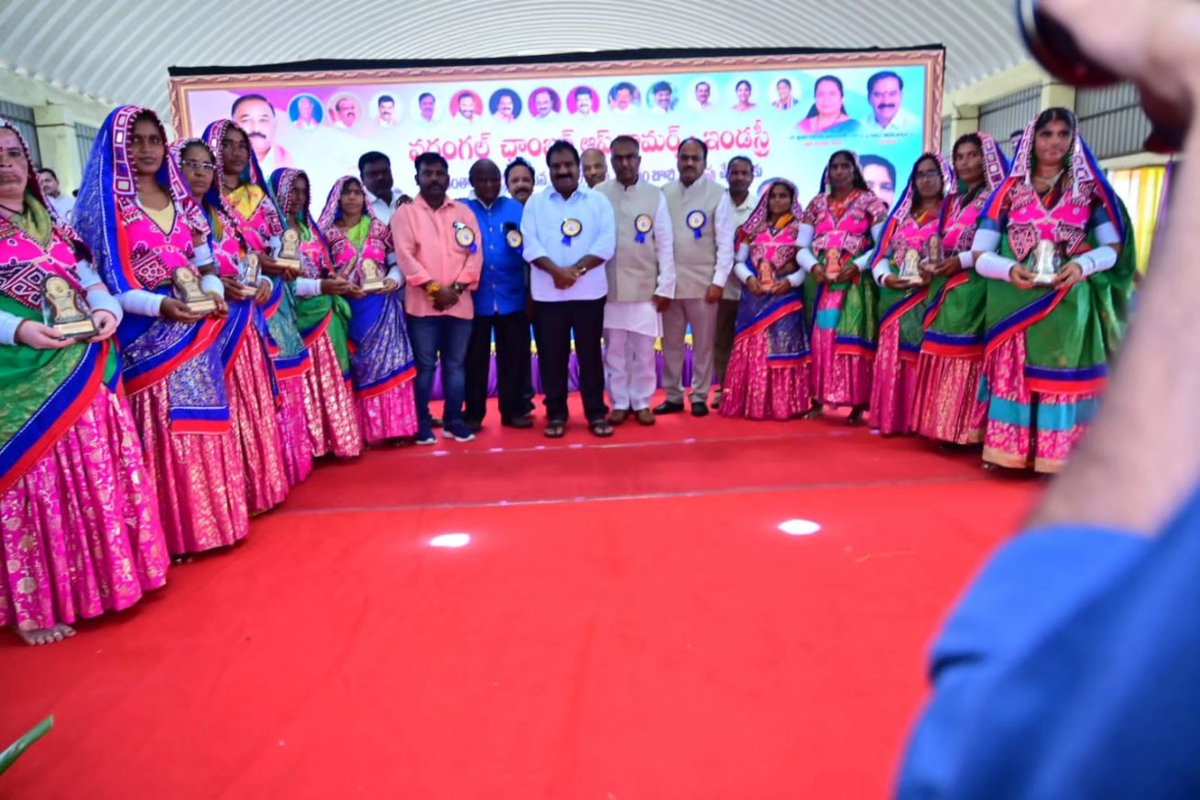 ఏనుమాముల మార్కెట్ యార్డ్ లో ఛాంబర్ ఆఫ్ కామర్స్ 75 సంవత్సరాలు పూర్తి చేసుకున్న సందర్బాన్ని పురస్కరించుకొని నిర్వహించిన వజ్రోత్సవ వేడుకల్లో మంత్రి వర్యులు <a href="/EDRBRS/">Errabelli Dayakar Rao</a> మరియు <a href="/DharmareddyTRS/">Challa Dharmareddy</a> గారితో కలిసి పాల్గొనడం జరిగింది.