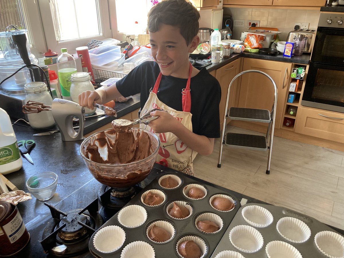 Mrs_H_STEM's tweet photo. STEM isn’t just about science or lab coats…it’s about skills, precision, weighing, measuring…and using them in everyday life! Next time you make cupcakes, think of it as STEM in action 😋 #everydaySTEM #baking https://t.co/mdtDhJAKVT