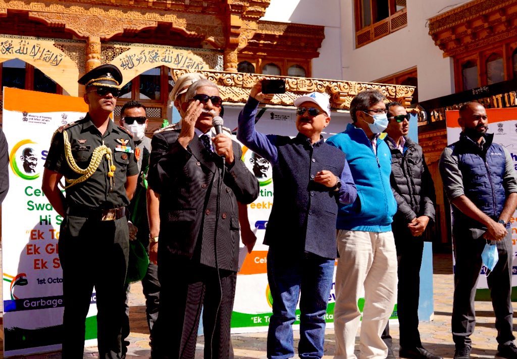 lg_ladakh's tweet photo. Hon’ble Lt Governor Brig (Dr) BD Mishra started the cleanliness drive in Leh town on Swachhata Diwas celebration as a part of Swachhata Pakhwada- 2023 campaign.
@swachhbharat https://t.co/N9c69eR64Z