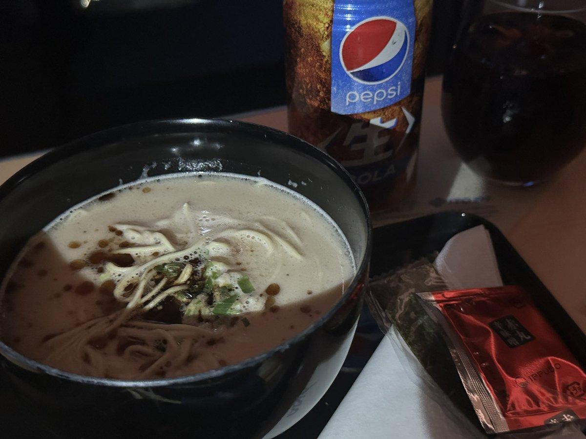 StairsRoller's tweet photo. 食後フルフラットにして2時間ぐらい寝たが飛行機が何かのトラブルで引き返して何故か名古屋に着陸する、と言う夢を見たw目覚めたあとに無事ベトナム沖を飛んでいるのを確認し一風堂のラーメンを食べたwしかしシンガポールがブラックアウトしているのが気になるw
#ANA
#NH815 https://t.co/HaKLXY68r4