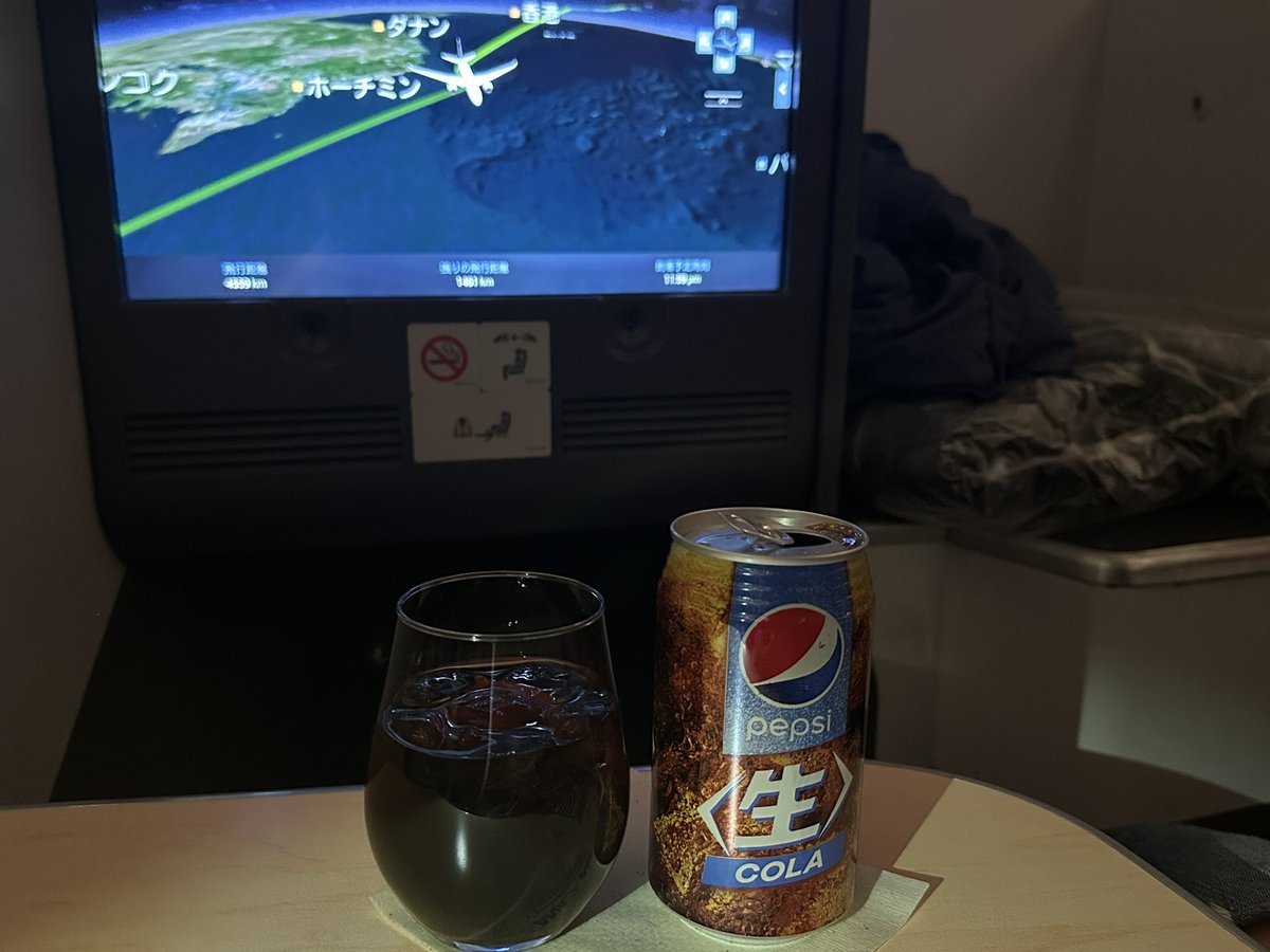 StairsRoller's tweet photo. 食後フルフラットにして2時間ぐらい寝たが飛行機が何かのトラブルで引き返して何故か名古屋に着陸する、と言う夢を見たw目覚めたあとに無事ベトナム沖を飛んでいるのを確認し一風堂のラーメンを食べたwしかしシンガポールがブラックアウトしているのが気になるw
#ANA
#NH815 https://t.co/HaKLXY68r4