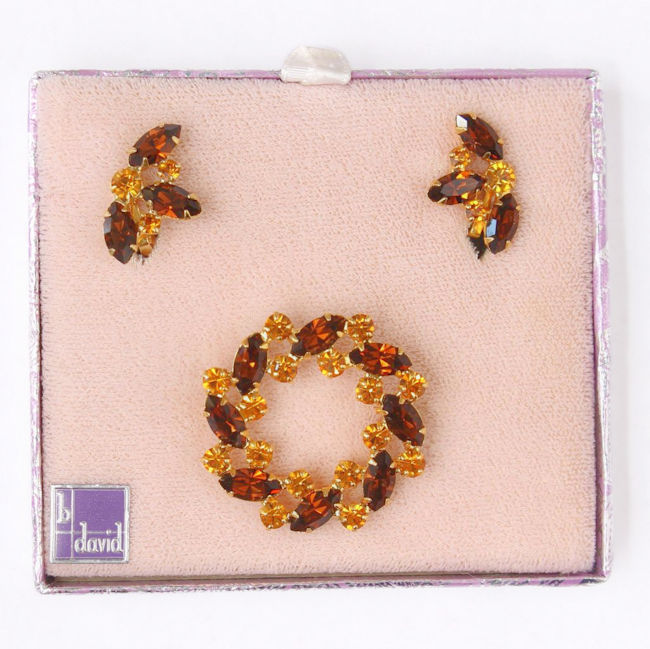 FlotsamMich's tweet photo. Give the gift of vintage! A fabulous set still in its original fancy box - they don't make or package 'em like this anymore! https://t.co/3WOvZ3inBb #vintage #jewelry #set #brooch #earrings #NIB #NeverWorn #designer #signed #BDavid #giftforher #giftideas https://t.co/6WPLKhWMj7