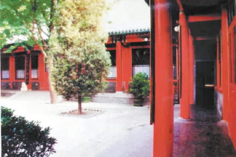 Jam79922967's tweet photo. “四川饭店这潭水深得很” 1959年，在新中国欢庆成立十周年的时候，北京闹市区西绒线胡同51号有一家名为“四川饭店”吃喝玩乐的场所开张营业了。这家饭店占地一万余平米，由四进典型的四合院及一座后花园组成。到了“三年困难时期”，许多人别说啖肉，连吃饱饭都是一种奢望。郭沫若的一位文坛老友曾上门蹭饭，郭老与之高谈阔论之后，慷慨地说：走，到四川饭店里去“打牙祭”。郭老在这家饭店摆了一桌，点了回锅肉、红烧肉等几个名菜，把这个老友吃得满嘴流油。郭老告诉这个老友：这家店子，不光有吃的，还有洗澡、搓背、修脚和娱乐的地方。不过，你不能去。这个老友很纳闷：为什么我就去不得？直到文化大革命风起云涌之时，人们才从红卫兵的“揭发”中得知：这家饭店主要是为川籍政治家、军事家和热爱川菜的中央领导人服务的场所，接待一��食客只是“掩人耳目”而已。说起来，这家饭店的东家是四川省委办公厅，但有关饭店大小事却得“西南王”李井泉做主。饭店的官方宣传资料上现今的说法是：四川饭店是朱德、陈毅等老帅提议，经周恩来总理批准并亲自定名创办的。店名由郭沫若先生手写。饭店于一九五九年十月一日在北京正式营业。文革时，红卫兵把这家饭店称为“大走资派的俱乐部”、“李井泉的情报站和联络站”。话说得难听，事实倒也相差不远。这家饭店的工作人员都是经过精心挑选的，属于国家干部身份；经理朱大姐是三十年代的老地下党员，曾为上海的中共地下党做掩护，与中央领导人大都相熟；饭店的厨师、侍者全是四川本地“政治可靠、��务优良”的人精；饭店的主副食原料全由四川专供。据朱老太太回忆，朱老总常来此处喝茶、吃饭、理发，但一般不与他人结伴往来；邓小平、陈毅、贺龙、杨尚昆等等常来，在这里吃饭、打牌、聊天都很方便。聂帅来得较多，但都是吃完饭就走了，所请的客人多是科学家。刘帅也来过，吃过饭就结账，然后就走人。文革前，李井泉每次上京，都在这里请客、谈话，客人大都是中央领导、中央局书记或部长、省级主要领导等等。我们要求服务员不论看见或听见什么，都不许外传。文革后，邓小平曾携全家到重新营业的四川饭店吃饭，很感慨地说：十多年没来了，好多老朋友也来不了啦！偶尔翻看文革的“揭发材料”，不由感叹：当年的四川饭店是政治家的“高级会所”，这个潭子的水确实深得很…… ---潇洒书生