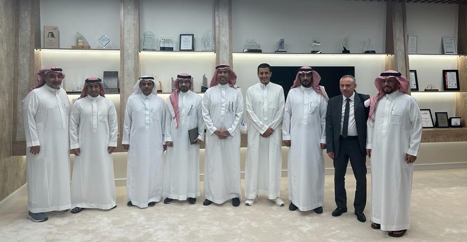 alareebict's tweet photo. التقى أعضاء تحالف جادة بسعادة المهندس محمد بن صالح البطي  @mohammad_albuty الرئيس التنفيذي للشركة الوطنية للاسكان @SaudiNHC وذلك للبحث في مجالات التعاون والفرص الاستثمارية 

شركات التحالف من مختلف التخصصات: https://t.co/tG9CQ8dsRl