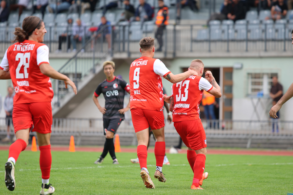 FSVZwickau's tweet photo. Der #FSVZwickau bleibt auswärts weiter punktlos. Beim Berliner AK wurde mit 2:1 verloren. Spielentscheidend war, dass der FSV nach dem Ausgleich sofort den zweiten Berliner Treffer kassierte.
Unser Spielbericht 👉 https://t.co/QJFrB9pIZo
#BAKFSV https://t.co/eVj9xtjnVT
