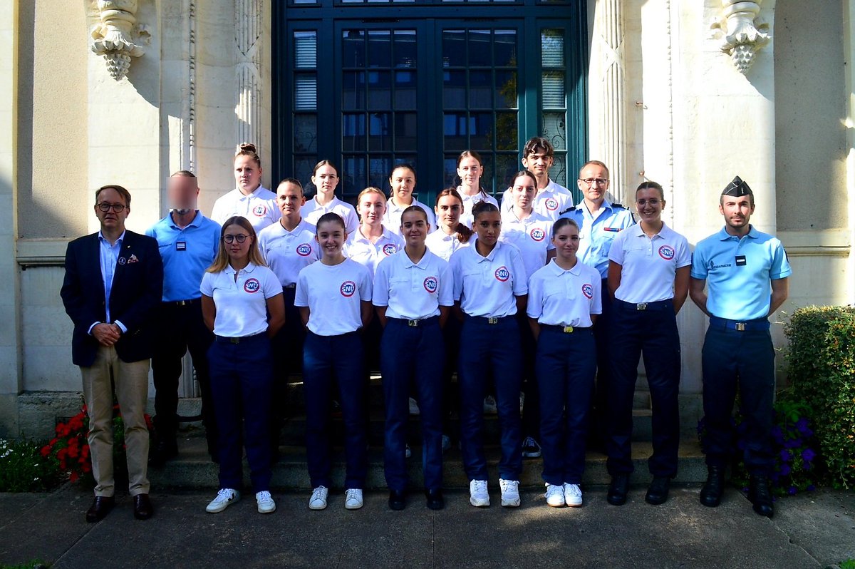 Cadets37's tweet photo. #CadetsGN | 🧢 Jamais 3 sans 4 !

La quatrième promotion de cadets de la @Gendarmerie_037 et leurs parents étaient accueillis au sein de la caserne Raby à Tours.

Les personnels 👮‍♂️👮‍♀️ leur ont présenté le groupement et la mission 🇫🇷 qu'ils s'apprêtent à vivre au cours de l'année. https://t.co/FT5nDSstJp
