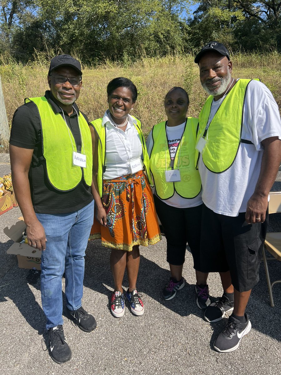 judgerobincares's tweet photo. I see hunger every day from my car and from the bench.  Hunger is a huge barrier reason why someone appears as a litigant in General Sessions Court.  Programs like the Alameda Christian Church Mobile Food Pantry are a big help! So happy to be a volunteer. 100 families fed! #iserv https://t.co/Zvcn7pSA37