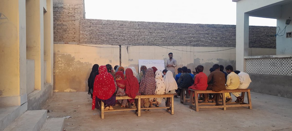 sscsindh's tweet photo. Sindh Students Council held a "Free English Class" in village 21st Dadh, Sakrand. Students were taught "Types of Sentences on the basis of Function." Number of students from village attended the class. 

Sindh Students Council ~ Chapter Village 21st Dadh, Sakrand https://t.co/Y73gXtoeIE
