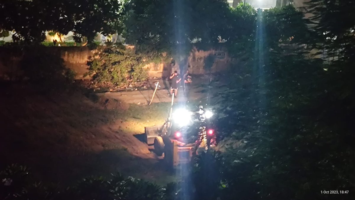mukeshchander4's tweet photo. @PeepalBaba @noida_authority @noidapolice 
Recently few months back peepal baba team developed green areen area bw white Hous &amp; Panchsheel Pratishtha society Noida sector 75 now some non-social elements trying to enchroch the land today during in evening in dark, pls take action https://t.co/Gi0IWgzTzq