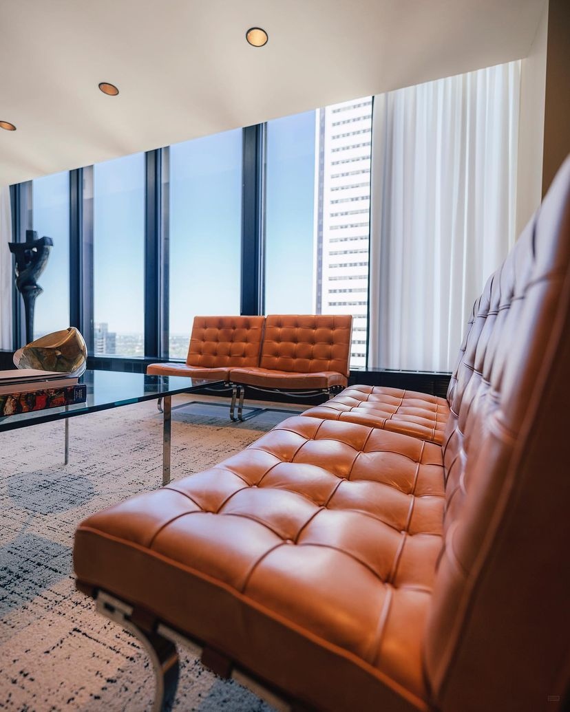 MyTOFD's tweet photo. Throwback shots from the Toronto-Dominion Centre's iconic 54th floor @Doors_OpenTO ๐คฉ ๐๏ธ This historic @TD_Canada boardroom is famous for keeping its original aesthetic from the 1950s! ๐ธ IG: @thelandofdustin #DOT23 #6ixviews https://t.co/yNBvPZ4OUG