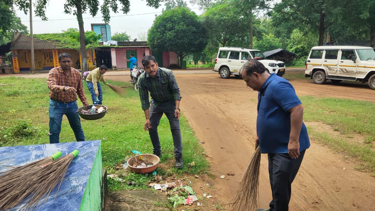 KanihaArea_MCL's tweet photo. #SwachhataHiSeva #SwachhtaAbhiyan at Kaniha Area, MCL at Harichandanpur Village with the help of the villagers. @mahanadicoal @CoalMinistry @PIB_India https://t.co/zi1SJ5nHA4