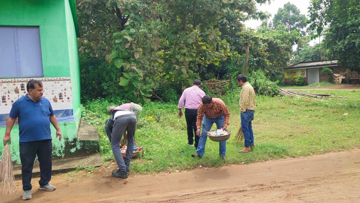 KanihaArea_MCL's tweet photo. #SwachhataHiSeva #SwachhtaAbhiyan at Kaniha Area, MCL at Harichandanpur Village with the help of the villagers. @mahanadicoal @CoalMinistry @PIB_India https://t.co/zi1SJ5nHA4
